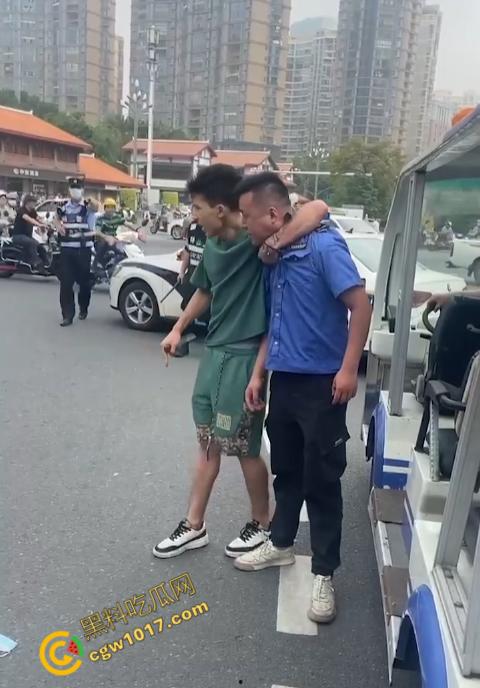 新疆男子勇斗城管!刀光闪烁,威风凛凛,城管悲惨跪地求饶,差点命丧黄泉!