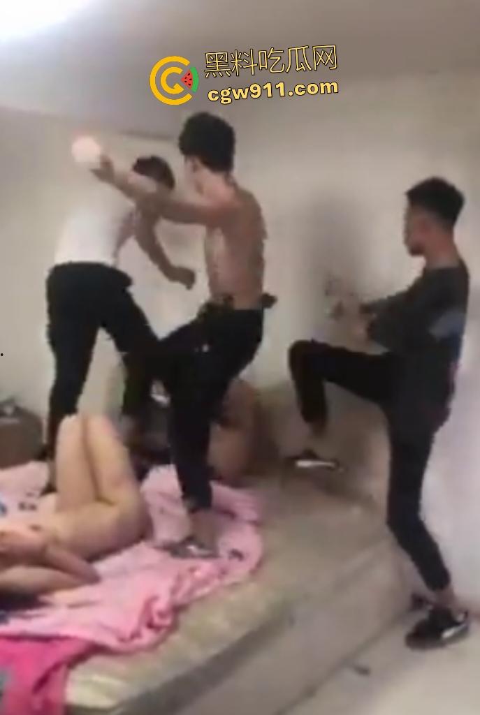 男友兄弟联手抓奸虐男小三,柜子扫把猛砸,骚女还拍手叫好,男小三说上床的时候你可不是这么对我的!