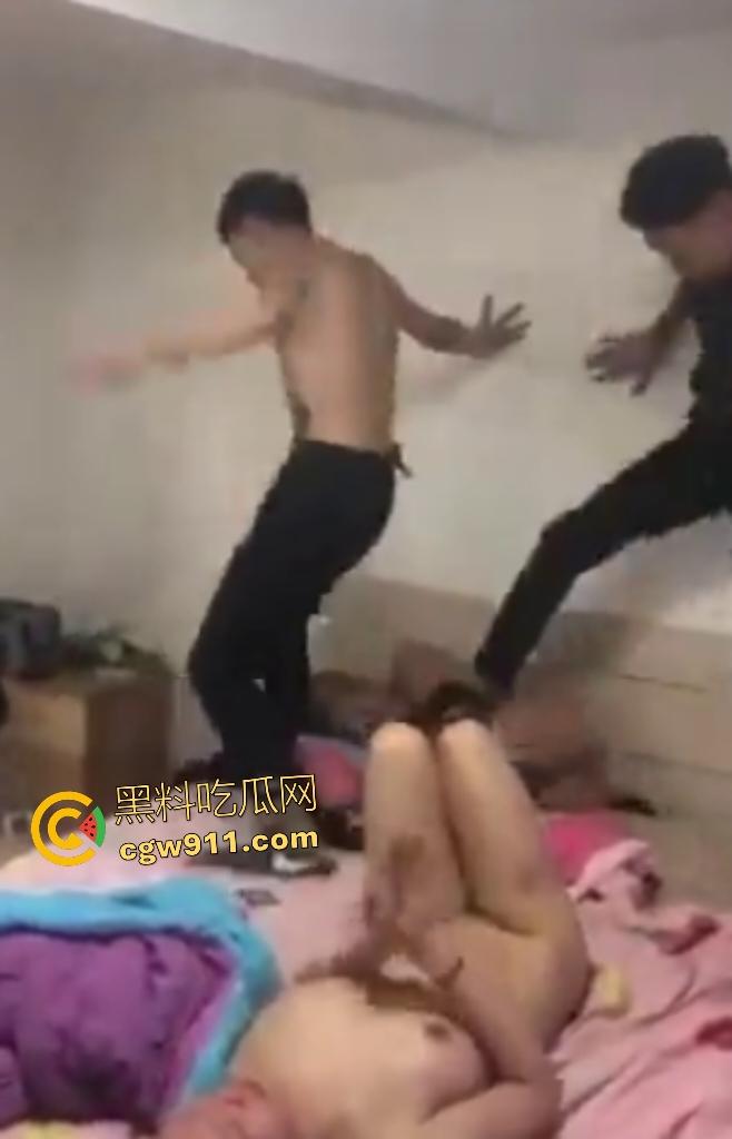男友兄弟联手抓奸虐男小三,柜子扫把猛砸,骚女还拍手叫好,男小三说上床的时候你可不是这么对我的!