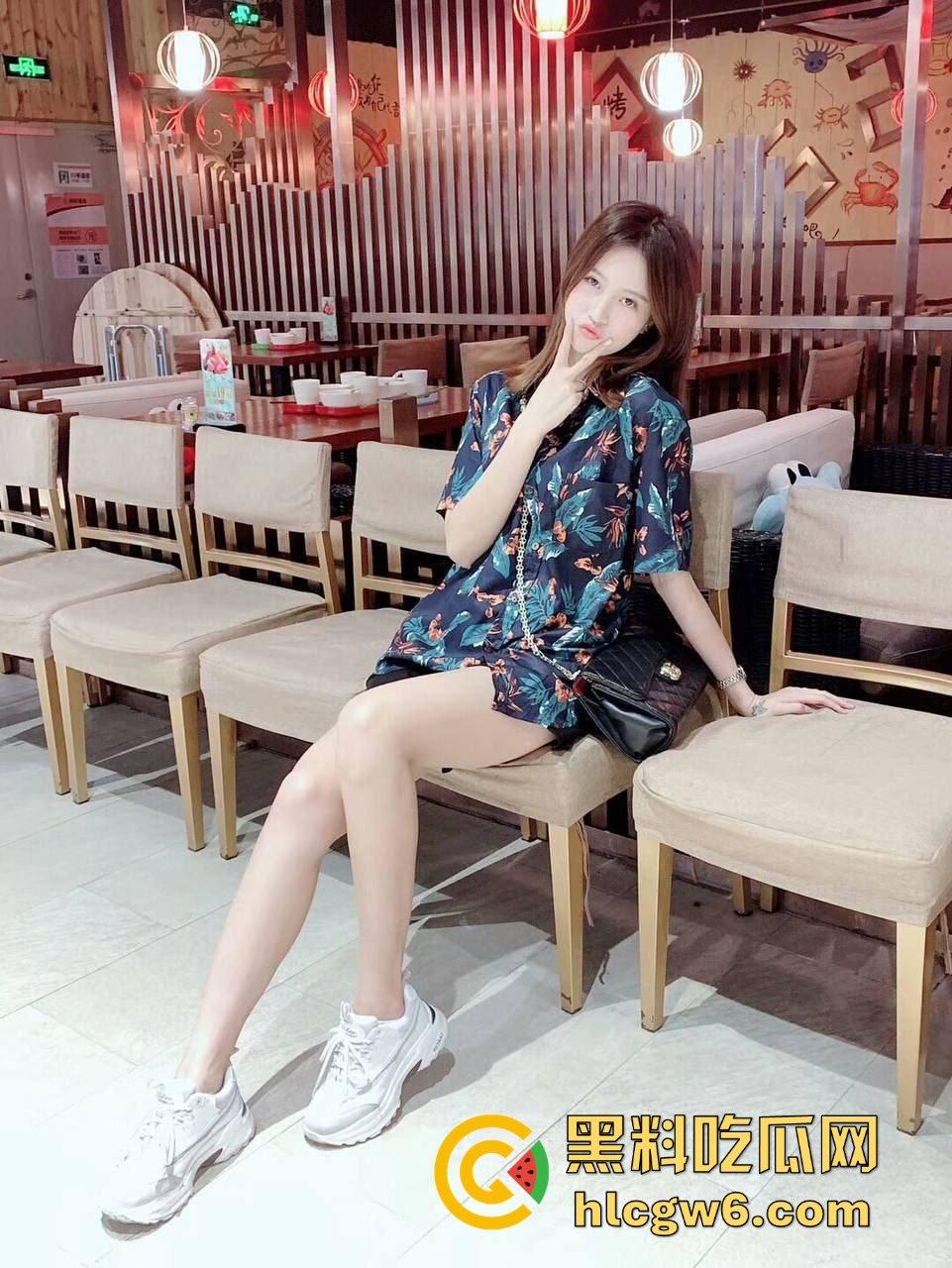 瓜友约炮楼下旋转小火锅骚收银妹被操成母狗,眼镜一摘就变骚浪货,骑在大鸡巴上浪叫不止,骚到断腿!