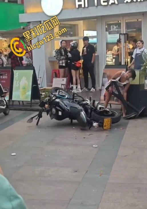 王府井齐逼小短裙小仙女暴怒,失控酸辣粉塞机车排气孔,还打砸怒怼终被警察制服 !