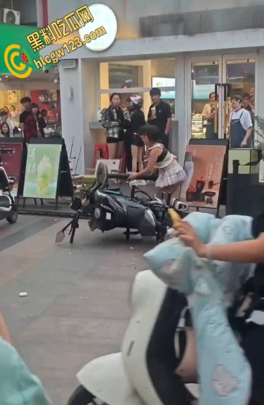 王府井齐逼小短裙小仙女暴怒,失控酸辣粉塞机车排气孔,还打砸怒怼终被警察制服 !