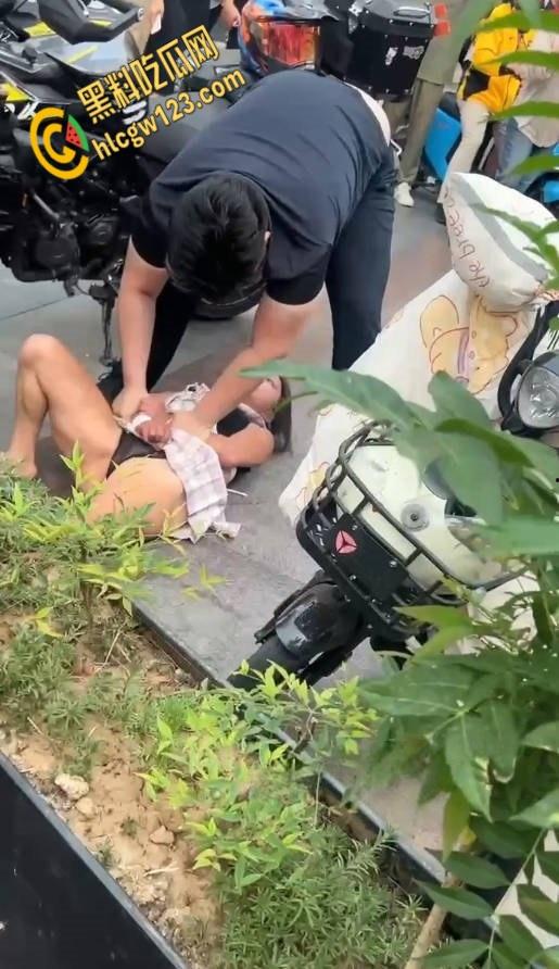 王府井齐逼小短裙小仙女暴怒,失控酸辣粉塞机车排气孔,还打砸怒怼终被警察制服 !