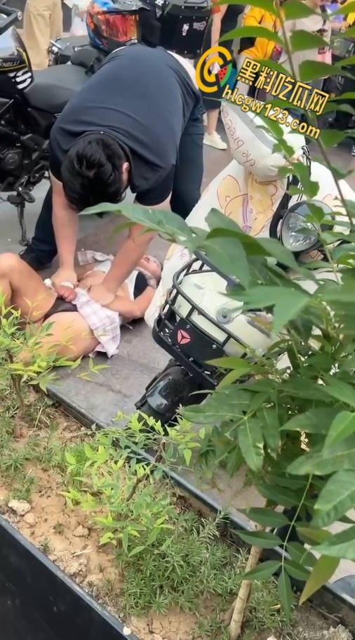 王府井齐逼小短裙小仙女暴怒,失控酸辣粉塞机车排气孔,还打砸怒怼终被警察制服 !