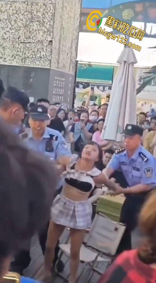 王府井齐逼小短裙小仙女暴怒,失控酸辣粉塞机车排气孔,还打砸怒怼终被警察制服 !