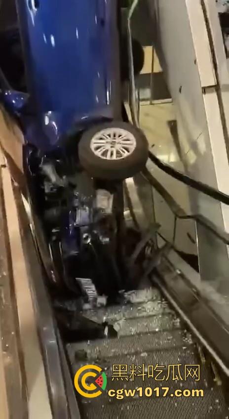 不是我一开始真以为在拍电影呢!女司机驾驶车辆失控冲入商场,撞到自动扶梯后停下,堪称恐怖大片!