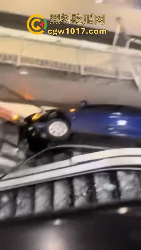 不是我一开始真以为在拍电影呢!女司机驾驶车辆失控冲入商场,撞到自动扶梯后停下,堪称恐怖大片!