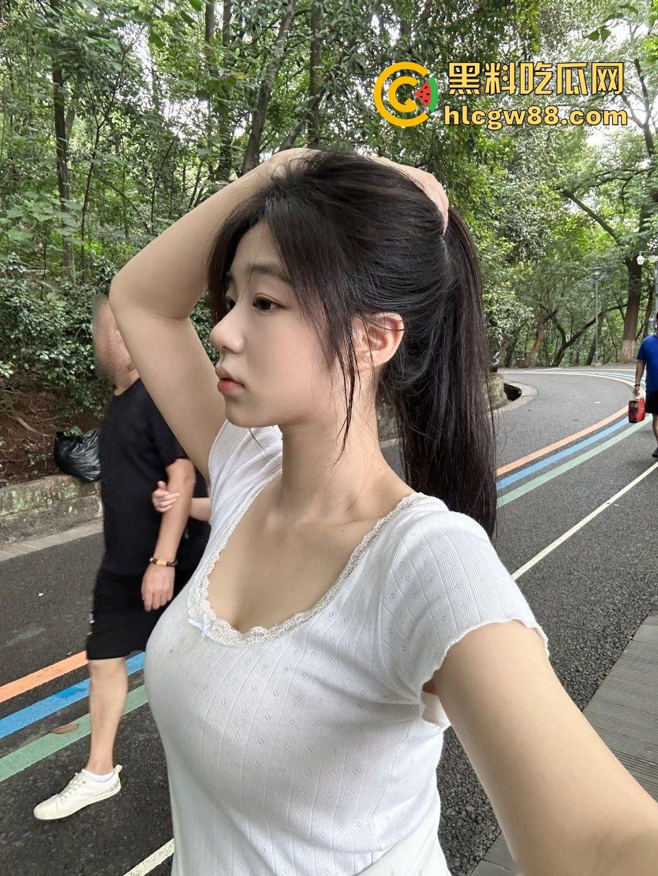 四川榨精机器丰满肉感少妇【黄静】找长期炮友各种爆操满足骚逼,在她屁股下撑不了1分钟!