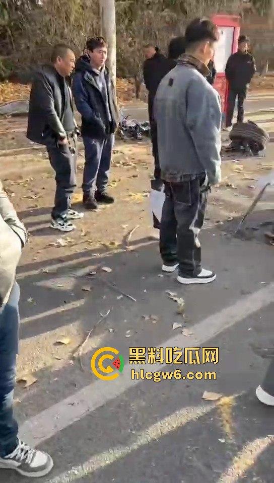 河南灵宝开源大道车管所发生重大车祸事故！保时捷三蹦子狭路相逢，碎片到处是 据说人也碎碎平安了