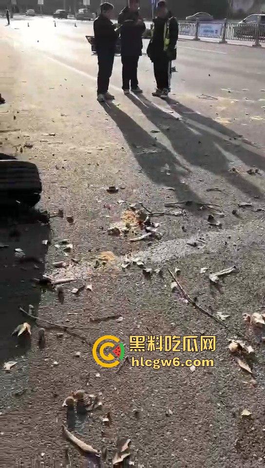 河南灵宝开源大道车管所发生重大车祸事故!保时捷三蹦子狭路相逢,碎片到处是 据说人也碎碎平安了