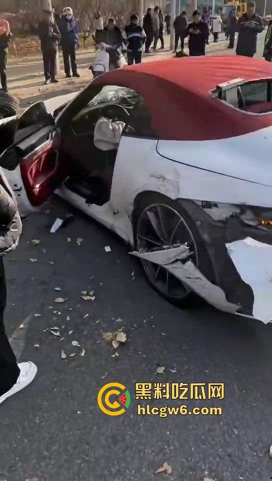 河南灵宝开源大道车管所发生重大车祸事故!保时捷三蹦子狭路相逢,碎片到处是 据说人也碎碎平安了
