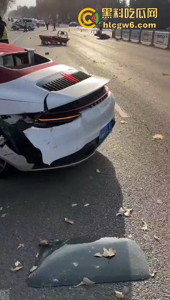 河南灵宝开源大道车管所发生重大车祸事故!保时捷三蹦子狭路相逢,碎片到处是 据说人也碎碎平安了