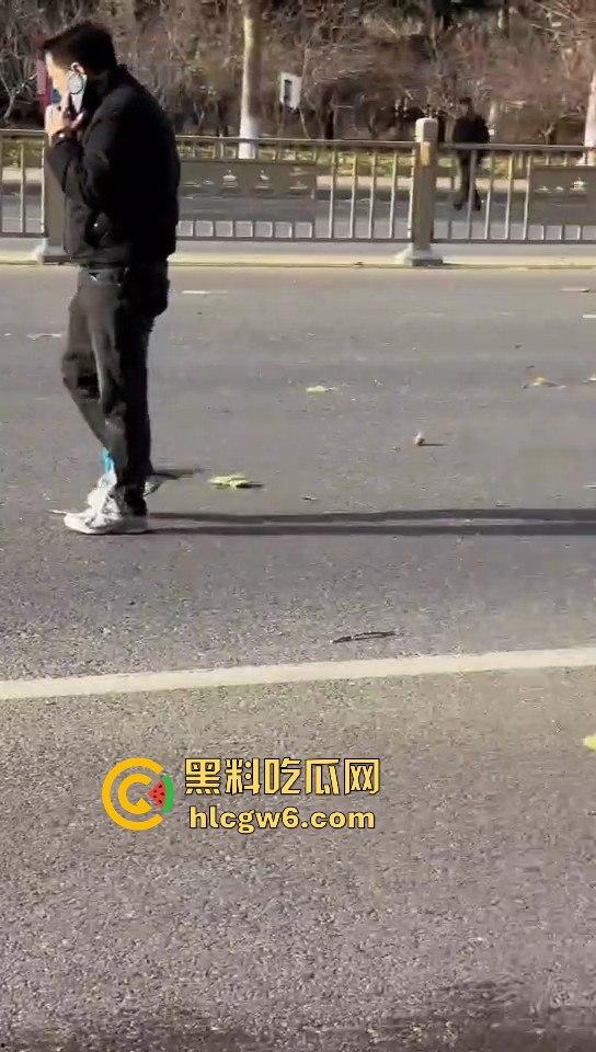 河南灵宝开源大道车管所发生重大车祸事故!保时捷三蹦子狭路相逢,碎片到处是 据说人也碎碎平安了