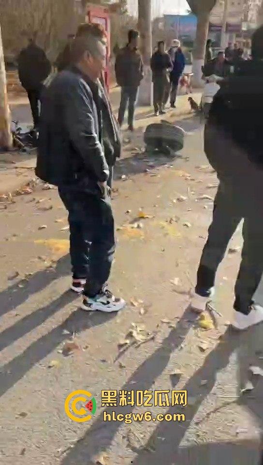 河南灵宝开源大道车管所发生重大车祸事故!保时捷三蹦子狭路相逢,碎片到处是 据说人也碎碎平安了