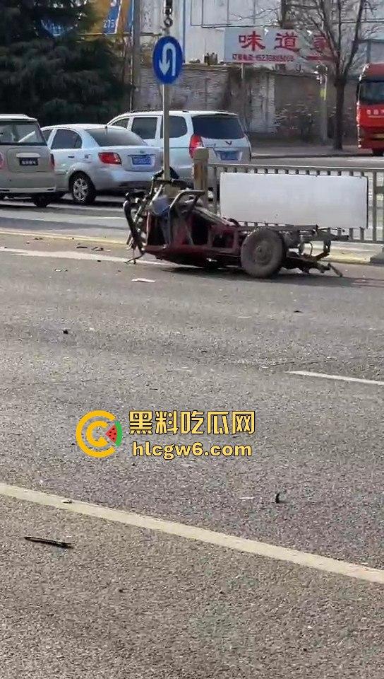 河南灵宝开源大道车管所发生重大车祸事故!保时捷三蹦子狭路相逢,碎片到处是 据说人也碎碎平安了