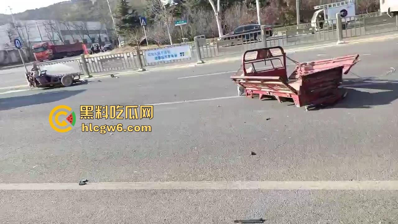 河南灵宝开源大道车管所发生重大车祸事故!保时捷三蹦子狭路相逢,碎片到处是 据说人也碎碎平安了