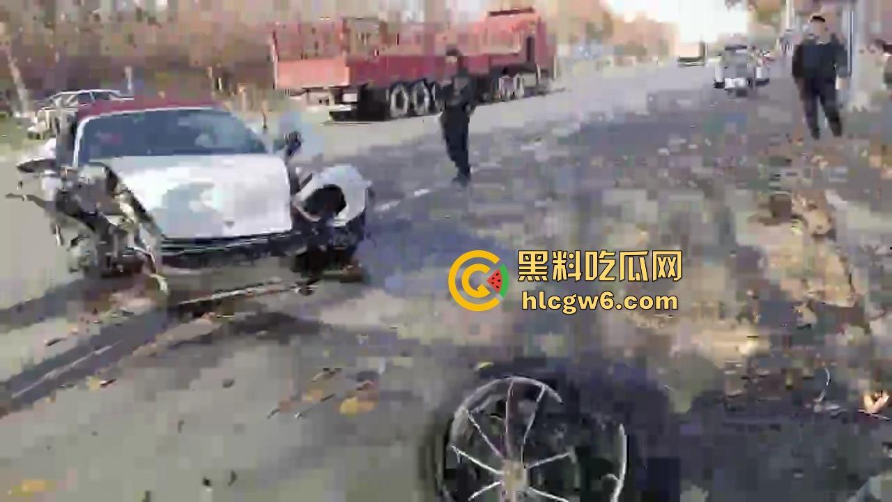 河南灵宝开源大道车管所发生重大车祸事故!保时捷三蹦子狭路相逢,碎片到处是 据说人也碎碎平安了