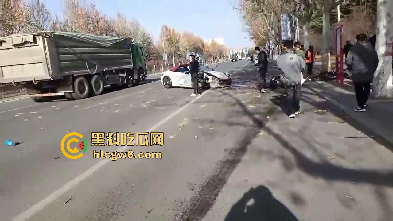 河南灵宝开源大道车管所发生重大车祸事故!保时捷三蹦子狭路相逢,碎片到处是 据说人也碎碎平安了