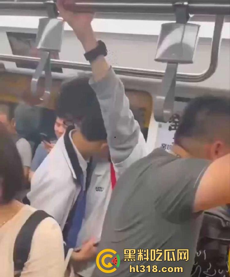深圳地铁上两男学生激情热吻被偷拍,面对这么多围观群众的目光下两人也敢毫不畏惧,这就是男同之间的爱!