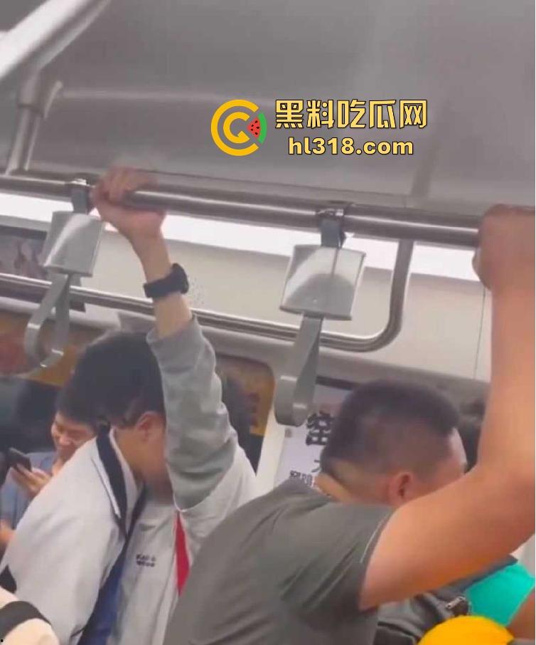 深圳地铁上两男学生激情热吻被偷拍,面对这么多围观群众的目光下两人也敢毫不畏惧,这就是男同之间的爱!