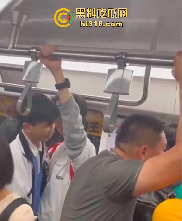 深圳地铁上两男学生激情热吻被偷拍,面对这么多围观群众的目光下两人也敢毫不畏惧,这就是男同之间的爱!