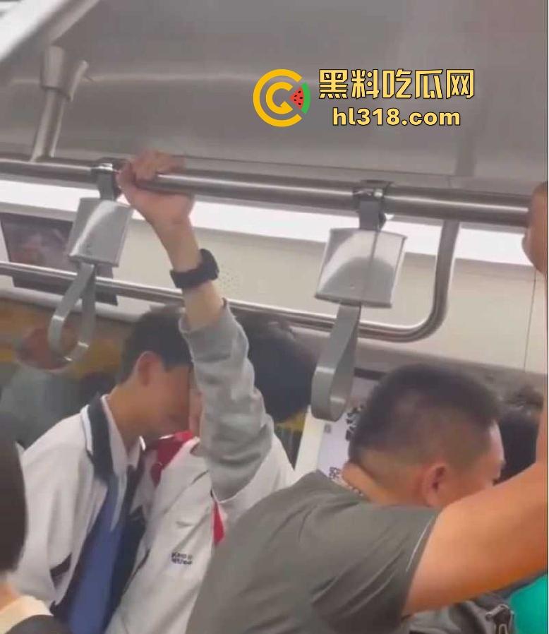 深圳地铁上两男学生激情热吻被偷拍,面对这么多围观群众的目光下两人也敢毫不畏惧,这就是男同之间的爱!