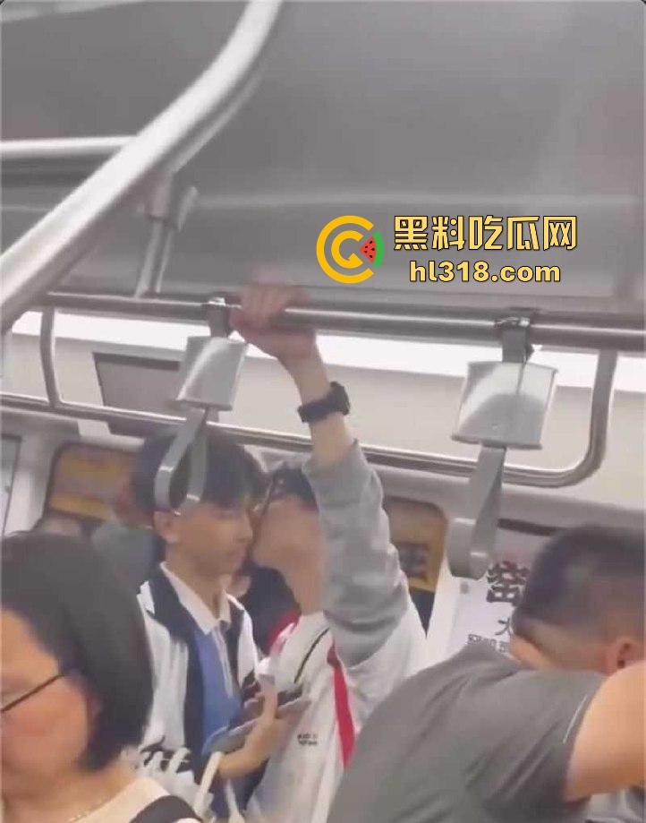 深圳地铁上两男学生激情热吻被偷拍,面对这么多围观群众的目光下两人也敢毫不畏惧,这就是男同之间的爱!