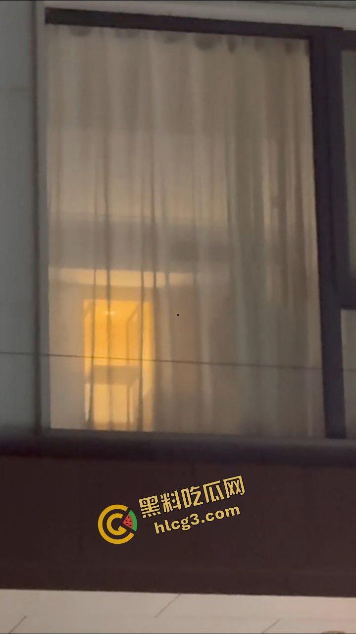 广西北海涠洲 小情侣激情后入性爱 窗帘透光一览无余 被路人偷拍 太猛了吧