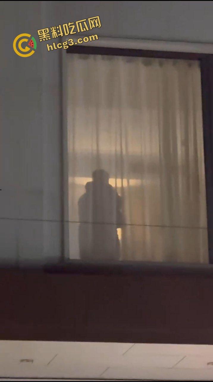 广西北海涠洲 小情侣激情后入性爱 窗帘透光一览无余 被路人偷拍 太猛了吧