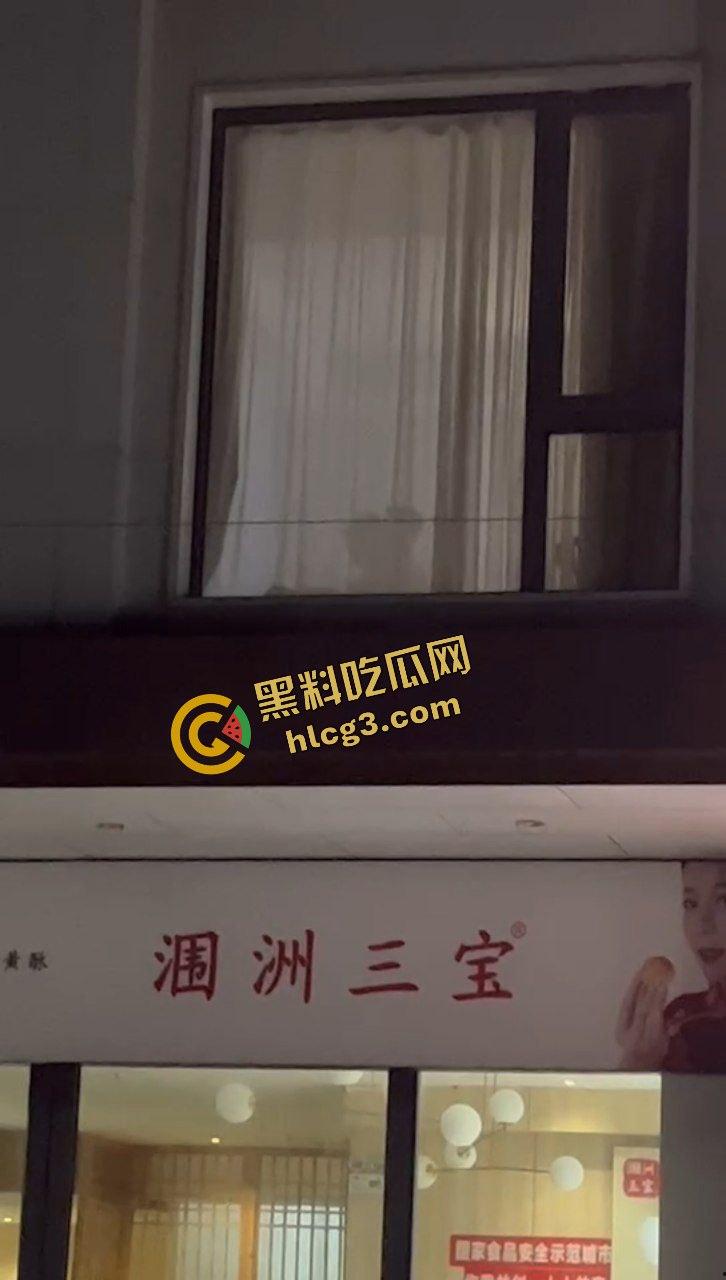 广西北海涠洲 小情侣激情后入性爱 窗帘透光一览无余 被路人偷拍 太猛了吧