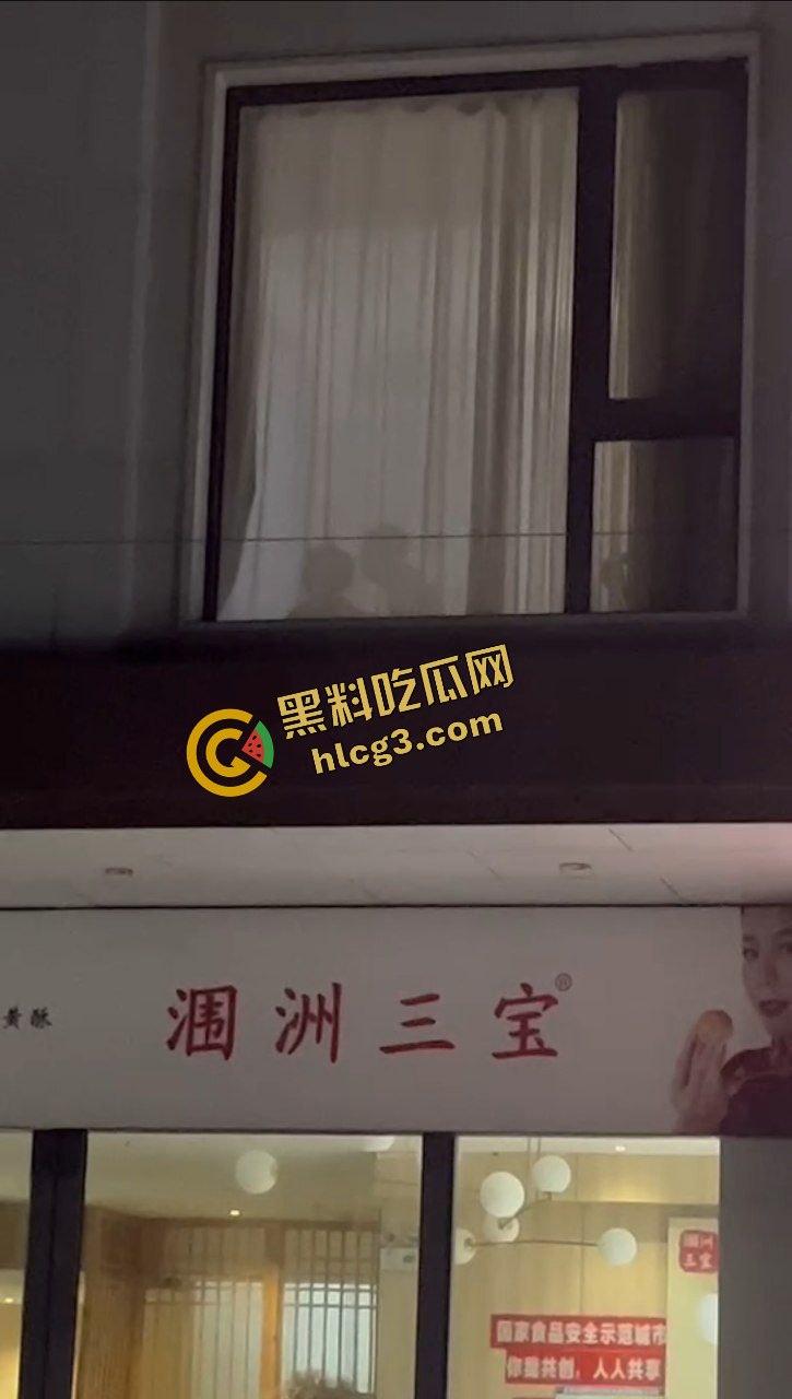 广西北海涠洲 小情侣激情后入性爱 窗帘透光一览无余 被路人偷拍 太猛了吧