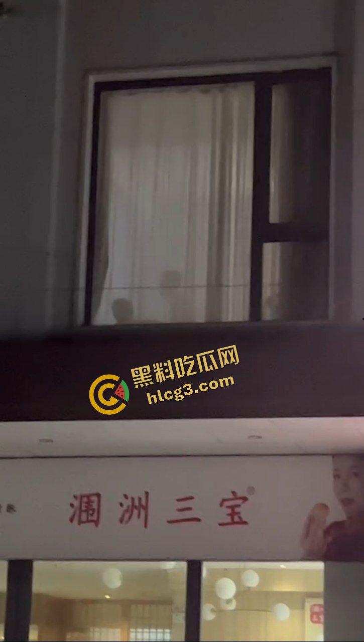 广西北海涠洲 小情侣激情后入性爱 窗帘透光一览无余 被路人偷拍 太猛了吧