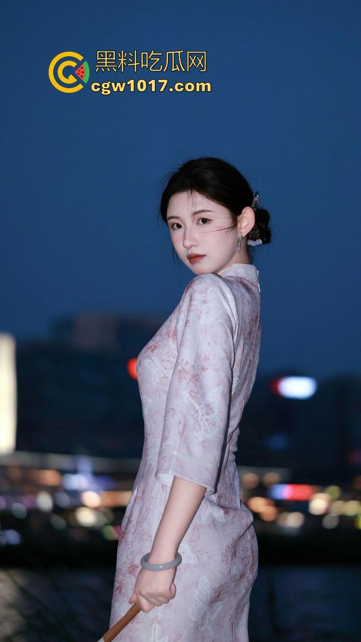 绿帽奴为刚做完爱的老婆清理小穴，用舌头360度无死角舔干净跟单男的爱液，堪比小米扫地机器人，这你受得了嘛！