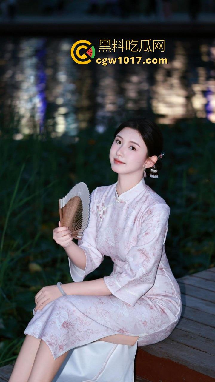 绿帽奴为刚做完爱的老婆清理小穴,用舌头360度无死角舔干净跟单男的爱液,堪比小米扫地机器人,这你受得了嘛!