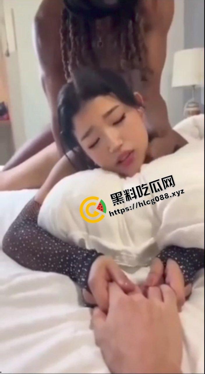 绿帽奴肾虚秒男没性能力秒射,喊上非洲黑人小伙SM爆操淫妻,自己则在一旁观赏加油助威!