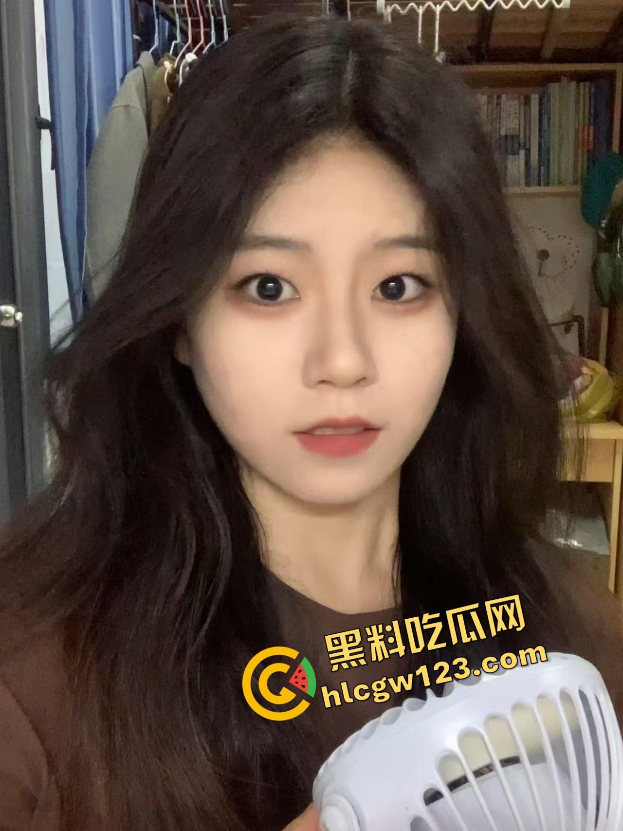 海角乱伦大神 爱吃雪糕啊 亲哥哥半夜帮我煮面吃 我蹲着吃他下面鸡巴!