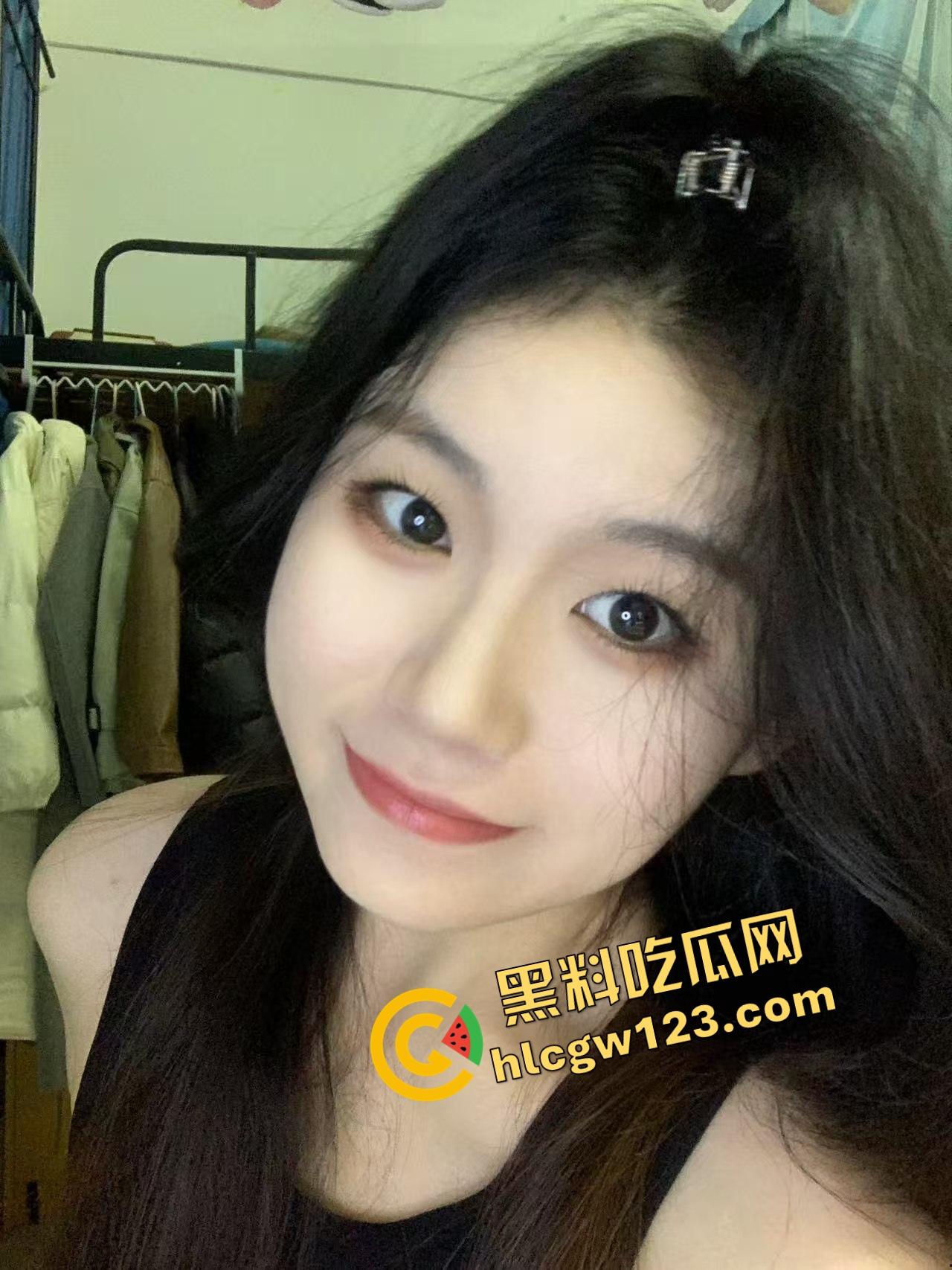 海角乱伦大神 爱吃雪糕啊 亲哥哥半夜帮我煮面吃 我蹲着吃他下面鸡巴!