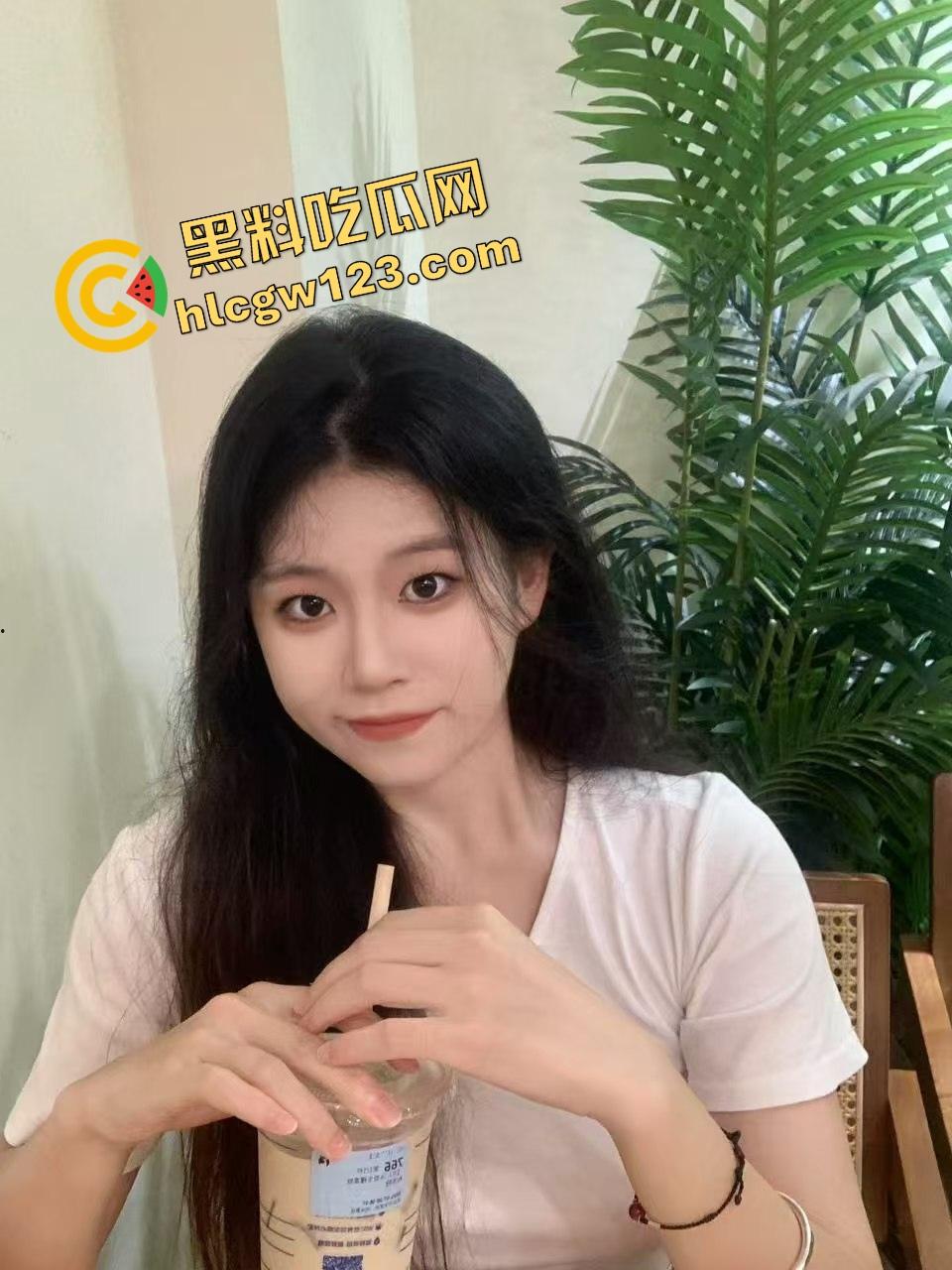 海角乱伦大神 爱吃雪糕啊 亲哥哥半夜帮我煮面吃 我蹲着吃他下面鸡巴!