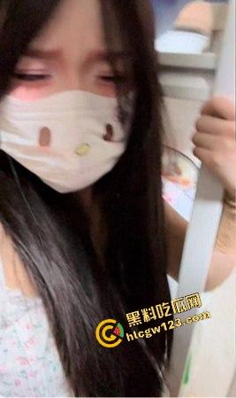 海角乱伦大神 爱吃雪糕啊 亲哥哥半夜帮我煮面吃 我蹲着吃他下面鸡巴!