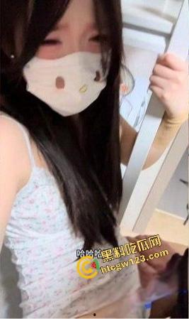 海角乱伦大神 爱吃雪糕啊 亲哥哥半夜帮我煮面吃 我蹲着吃他下面鸡巴!