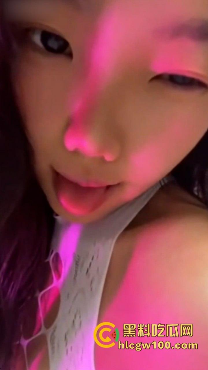 抖音【黑皮学妹】金主定制私拍流出 反差学生母狗穿丝袜直播跳抖臀舞