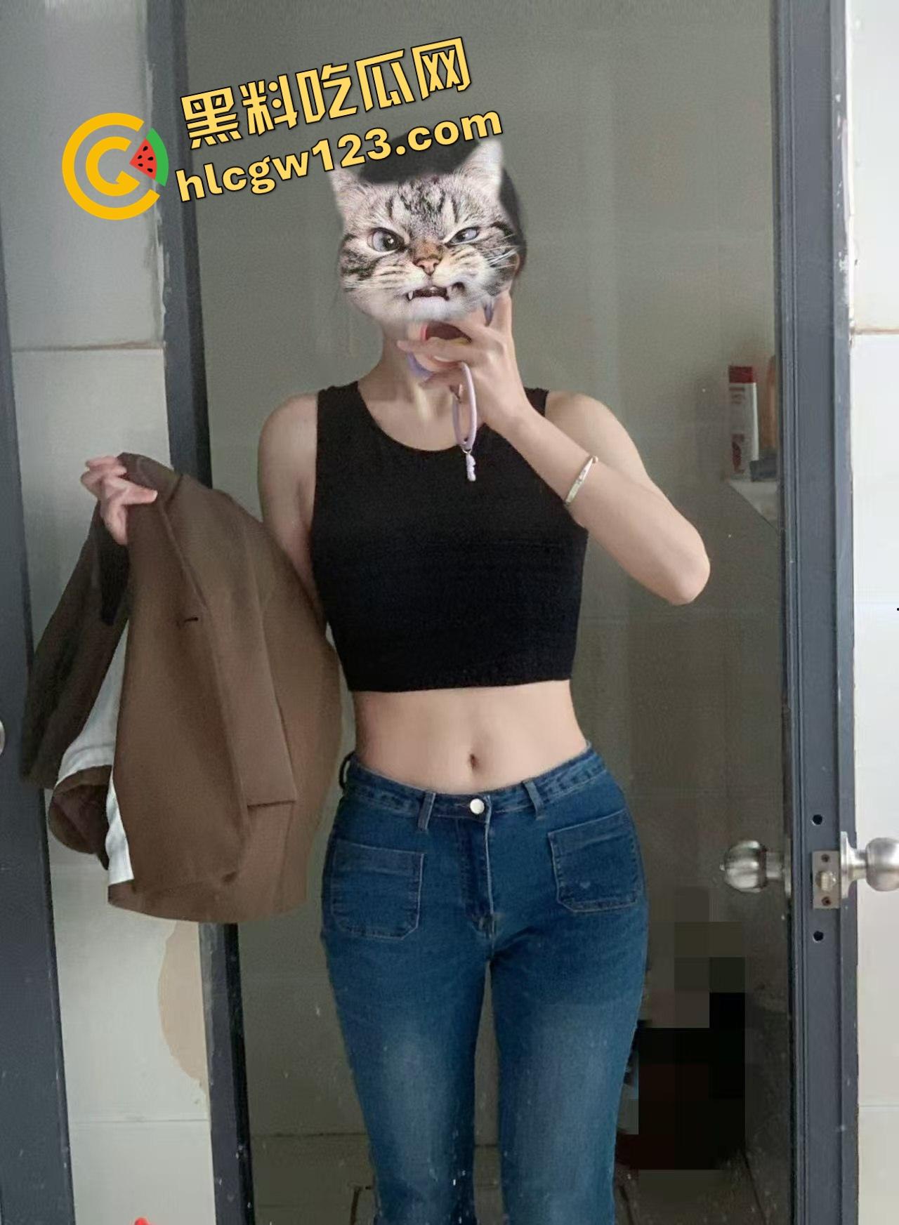 海角乱伦大神 爱吃雪糕啊 亲哥哥半夜帮我煮面吃 我蹲着吃他下面鸡巴!