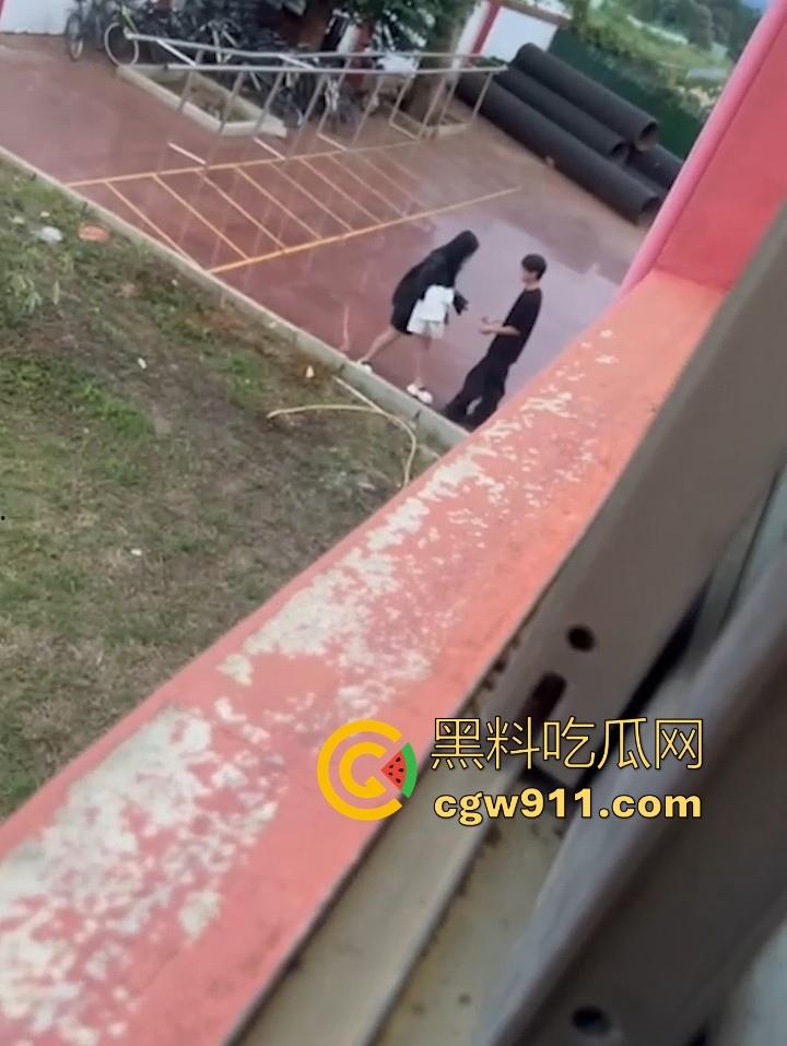 海南科技职业大学小情侣电车调情，各种接吻揉胸车震，被同学偷拍挂网遭校方警告处分！