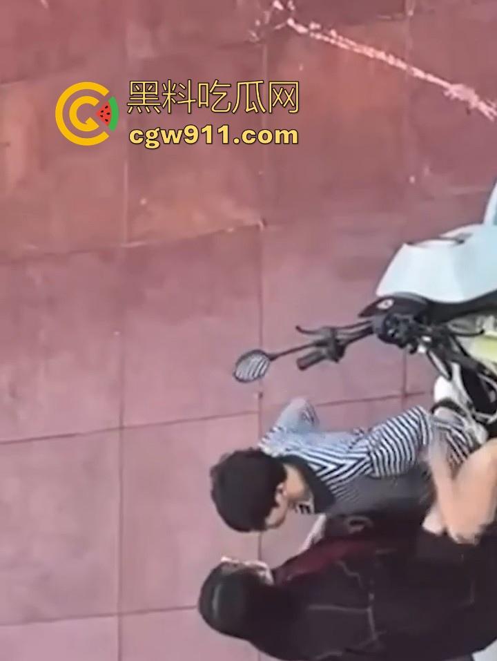 海南科技职业大学小情侣电车调情,各种接吻揉胸车震,被同学偷拍挂网遭校方警告处分!