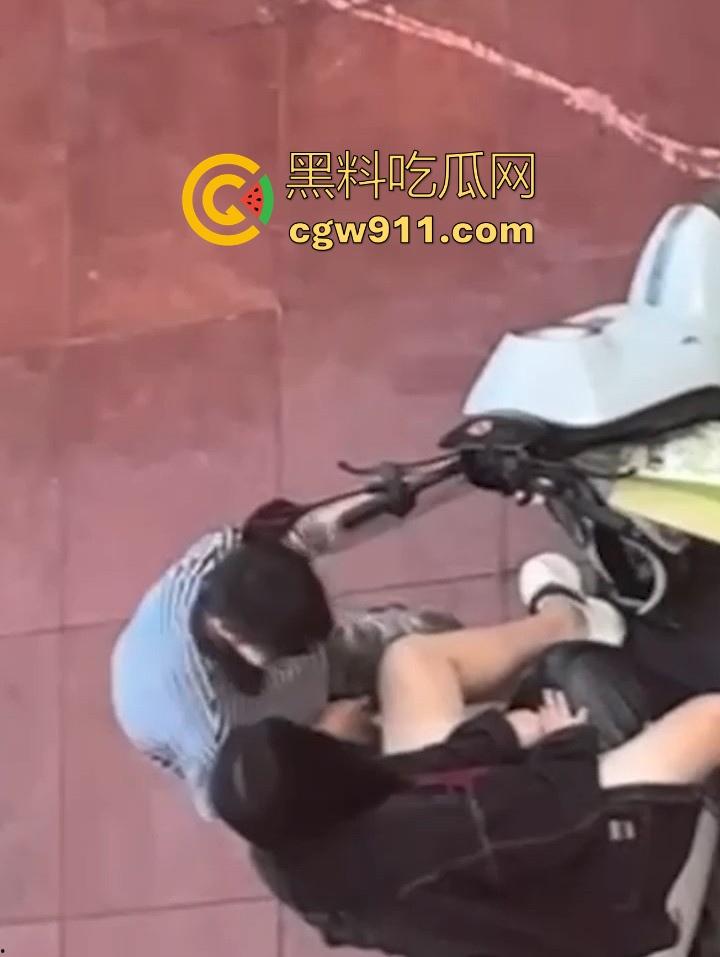 海南科技职业大学小情侣电车调情,各种接吻揉胸车震,被同学偷拍挂网遭校方警告处分!