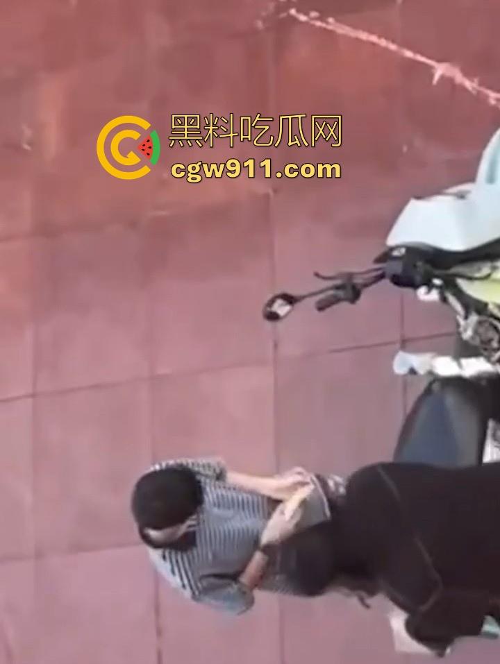 海南科技职业大学小情侣电车调情,各种接吻揉胸车震,被同学偷拍挂网遭校方警告处分!