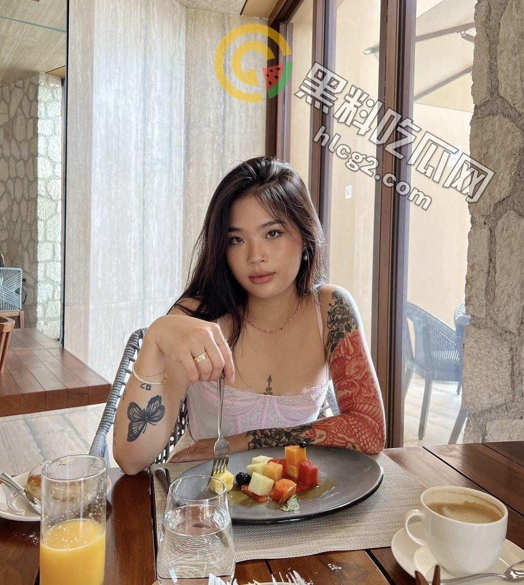 澳洲黑皮留学生刘雪，神似万妮达，喜欢强制爱高潮场面火辣，掐脖子干爽翻天！