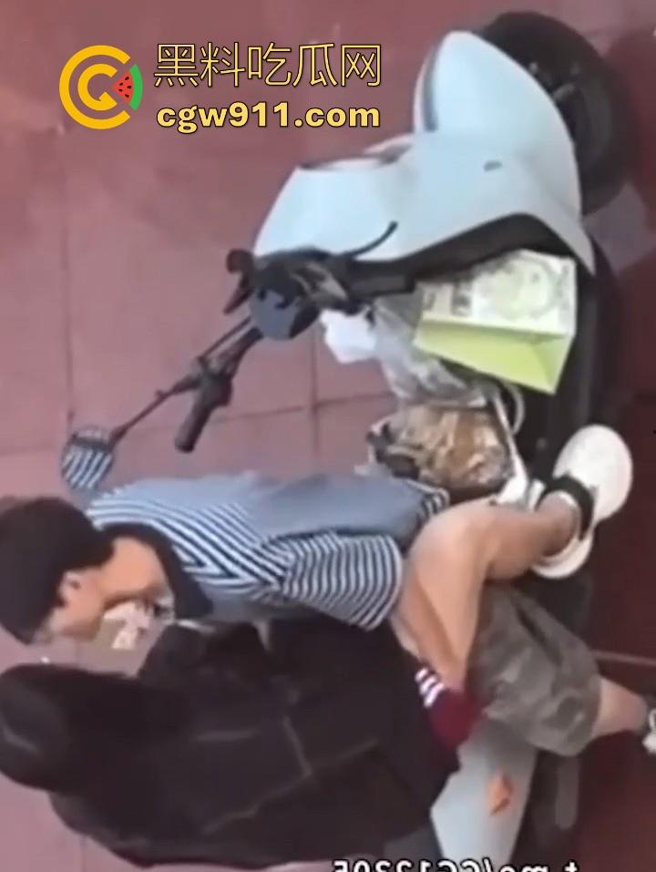 海南科技职业大学小情侣电车调情,各种接吻揉胸车震,被同学偷拍挂网遭校方警告处分!