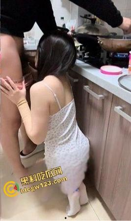 海角乱伦大神 爱吃雪糕啊 亲哥哥半夜帮我煮面吃 我蹲着吃他下面鸡巴!