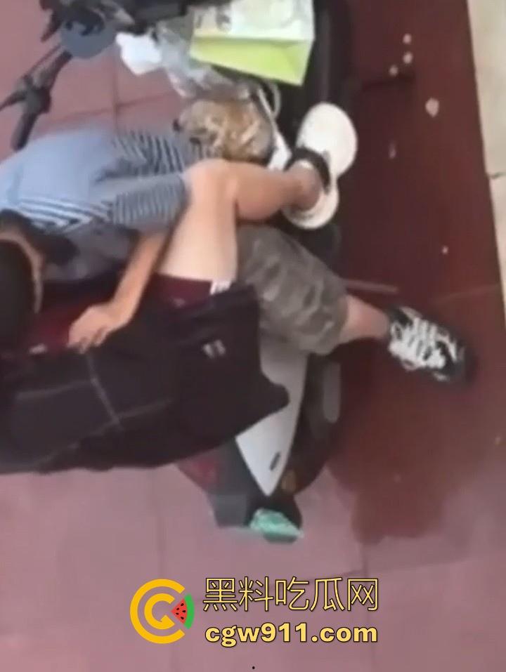 海南科技职业大学小情侣电车调情,各种接吻揉胸车震,被同学偷拍挂网遭校方警告处分!